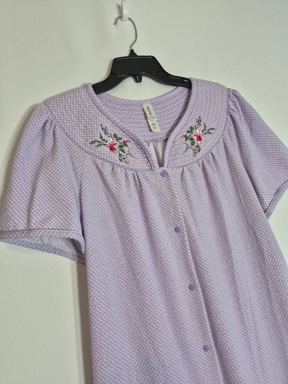 WHITE STAG Lavender Short Sleeve Embroidered Knit Button Robe; Size L